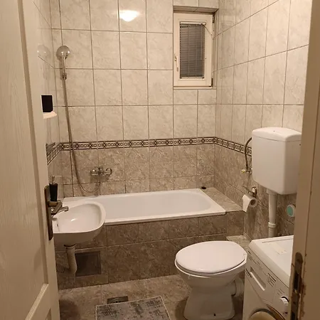 Stan U Centru Bijeljine, 38m2, Luksuzno Opremljen, Internet, Kablovska, Klima