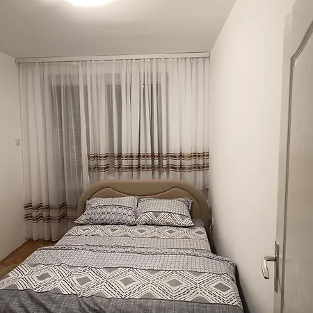 Stan U Centru Bijeljine, 38m2, Luksuzno Opremljen, Internet, Kablovska, Klima *
