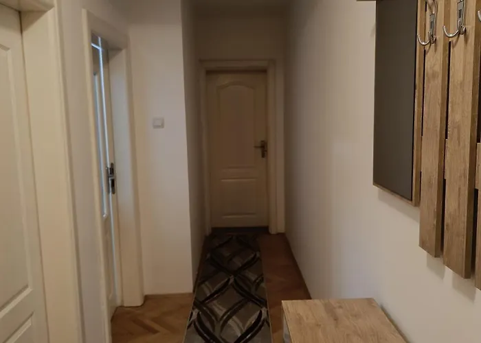 شقة Stan U Centru Bijeljine, 38m2, Luksuzno Opremljen, Internet, Kablovska, Klima *