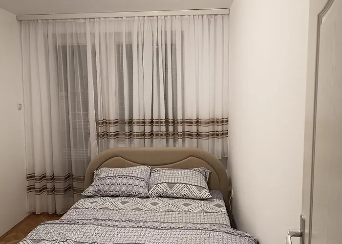 Stan U Centru Bijeljine, 38m2, Luksuzno Opremljen, Internet, Kablovska, Klima *